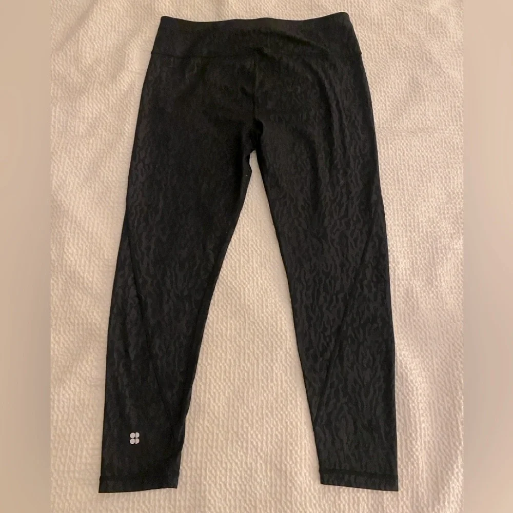 Sweaty Betty ALL DAY 7/8 leggings in black leopard cheetah print! Size Medium - Picture 3 of 8